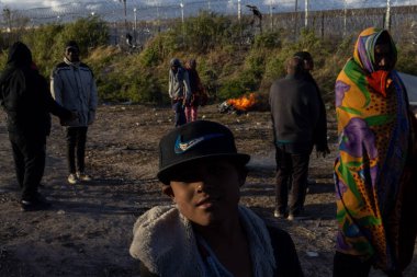 Rio Grande boyunca yüzlerce göçmen kampı, Meksika ve ABD arasındaki doğal sınır. İnsanlar, Teksas Ulusal Muhafız Teşkilatı tarafından fark edilmeden ABD topraklarına girmek için bekliyor..