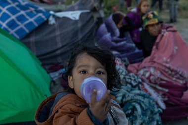 Rio Grande boyunca yüzlerce göçmen kampı, Meksika ve ABD arasındaki doğal sınır. İnsanlar, Teksas Ulusal Muhafız Teşkilatı tarafından fark edilmeden ABD topraklarına girmek için bekliyor..
