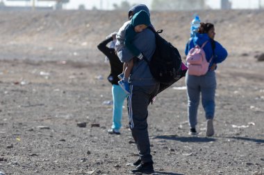 Rio Grande boyunca yüzlerce göçmen kampı, Meksika ve ABD arasındaki doğal sınır. İnsanlar, Teksas Ulusal Muhafız Teşkilatı tarafından fark edilmeden ABD topraklarına girmek için bekliyor..