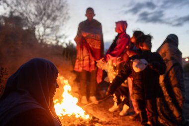 Rio Grande boyunca yüzlerce göçmen kampı, Meksika ve ABD arasındaki doğal sınır. İnsanlar, Teksas Ulusal Muhafız Teşkilatı tarafından fark edilmeden ABD topraklarına girmek için bekliyor..