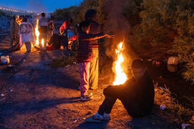 Rio Grande boyunca yüzlerce göçmen kampı, Meksika ve ABD arasındaki doğal sınır. İnsanlar, Teksas Ulusal Muhafız Teşkilatı tarafından fark edilmeden ABD topraklarına girmek için bekliyor..