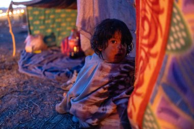 Rio Grande boyunca yüzlerce göçmen kampı, Meksika ve ABD arasındaki doğal sınır. İnsanlar, Teksas Ulusal Muhafız Teşkilatı tarafından fark edilmeden ABD topraklarına girmek için bekliyor..