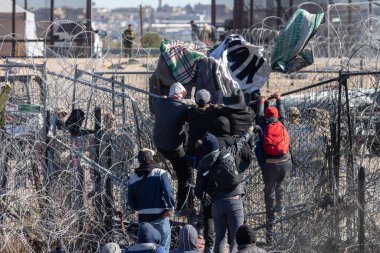 Yüzlerce göçmen, insani sığınma talebinde bulunmak umuduyla ABD-Meksika sınırındaki Teksas Ulusal Muhafız Teşkilatı tarafından fark edilmeden geçmeyi bekliyor..