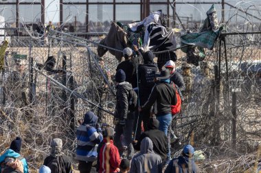 Yüzlerce göçmen, insani sığınma talebinde bulunmak umuduyla ABD-Meksika sınırındaki Teksas Ulusal Muhafız Teşkilatı tarafından fark edilmeden geçmeyi bekliyor..