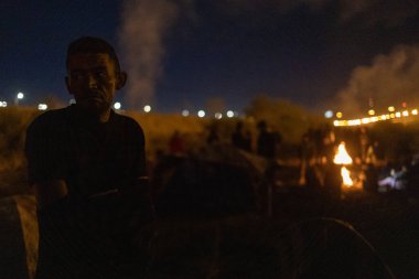 Rio Grande boyunca yüzlerce göçmen kampı, Meksika ve ABD arasındaki doğal sınır. İnsanlar, Teksas Ulusal Muhafız Teşkilatı tarafından fark edilmeden ABD topraklarına girmek için bekliyor..