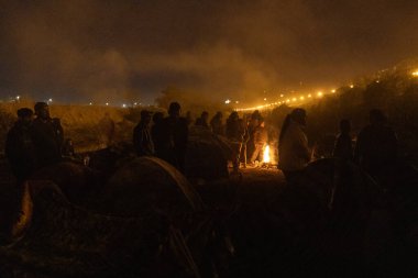 Rio Grande boyunca yüzlerce göçmen kampı, Meksika ve ABD arasındaki doğal sınır. İnsanlar, Teksas Ulusal Muhafız Teşkilatı tarafından fark edilmeden ABD topraklarına girmek için bekliyor..