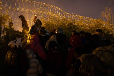 Yüzlerce göçmen Meksika ve Amerika Birleşik Devletleri arasındaki sınırı geçip insani sığınma talebinde bulunurken, Teksas Ulusal Muhafız Teşkilatı insanların ABD topraklarına düzensiz girişlerini önlemek için yoğun bir şekilde çalışıyor.