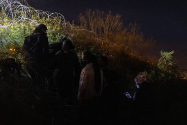 Yüzlerce göçmen Meksika ve Amerika Birleşik Devletleri arasındaki sınırı geçip insani sığınma talebinde bulunurken, Teksas Ulusal Muhafız Teşkilatı insanların ABD topraklarına düzensiz girişlerini önlemek için yoğun bir şekilde çalışıyor.