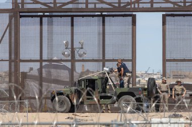 Yüzlerce göçmen Meksika ve Amerika Birleşik Devletleri arasındaki sınırı geçip insani sığınma talebinde bulunurken, Teksas Ulusal Muhafız Teşkilatı insanların ABD topraklarına düzensiz girişlerini önlemek için yoğun bir şekilde çalışıyor.