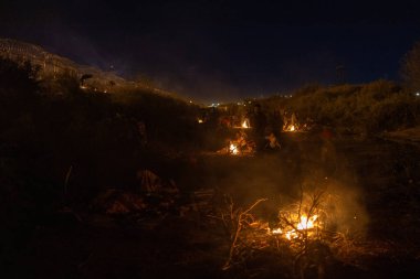 Rio Grande boyunca yüzlerce göçmen kampı, Meksika ve ABD arasındaki doğal sınır. İnsanlar, Teksas Ulusal Muhafız Teşkilatı tarafından fark edilmeden ABD topraklarına girmek için bekliyor..