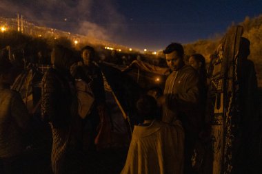 Rio Grande boyunca yüzlerce göçmen kampı, Meksika ve ABD arasındaki doğal sınır. İnsanlar, Teksas Ulusal Muhafız Teşkilatı tarafından fark edilmeden ABD topraklarına girmek için bekliyor..