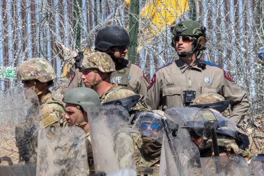 Yüzlerce göçmen Meksika ve Amerika Birleşik Devletleri arasındaki sınırı geçip insani sığınma talebinde bulunurken, Teksas Ulusal Muhafız Teşkilatı insanların ABD topraklarına düzensiz girişlerini önlemek için yoğun bir şekilde çalışıyor.