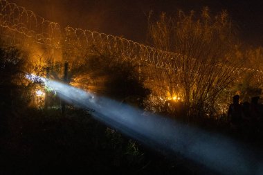 Yüzlerce göçmen Meksika ve Amerika Birleşik Devletleri arasındaki sınırı geçip insani sığınma talebinde bulunurken, Teksas Ulusal Muhafız Teşkilatı insanların ABD topraklarına düzensiz girişlerini önlemek için yoğun bir şekilde çalışıyor.