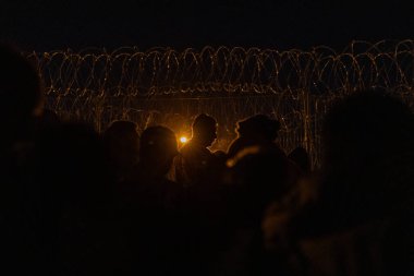 Yüzlerce göçmen Meksika ve Amerika Birleşik Devletleri arasındaki sınırı geçip insani sığınma talebinde bulunurken, Teksas Ulusal Muhafız Teşkilatı insanların ABD topraklarına düzensiz girişlerini önlemek için yoğun bir şekilde çalışıyor.