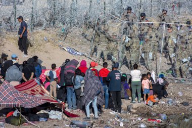 Yüzlerce göçmen Meksika ve Amerika Birleşik Devletleri arasındaki sınırı geçip insani sığınma talebinde bulunurken, Teksas Ulusal Muhafız Teşkilatı insanların ABD topraklarına düzensiz girişlerini önlemek için yoğun bir şekilde çalışıyor..