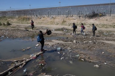 Un grupo de migrantes intenta cruzar de forma unregular a Estados Unidos en busca de asilo, mientras la Guardia Nacional de Texas trata de evitarlo.