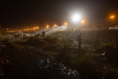 Varios migrantes acampan on la orilla del Ro Bravo, esperando una oportunidad para cruzar la frontera hacia Estados Unidos de forma unregular.