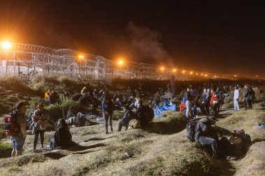 Cientos de migrantes acampan en la frontera entre Mxico y Estados Unidos, esperando una oportunidad para cruzar hacia Estados Unidos.