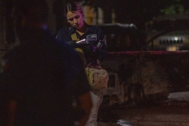 Bir adam aracının içinde vurularak öldürüldü, sonra da cesedi hala içerideyken ateşe verildi. Polis olayı araştırmak ve açıklığa kavuşturmak için olay yerine geldi..