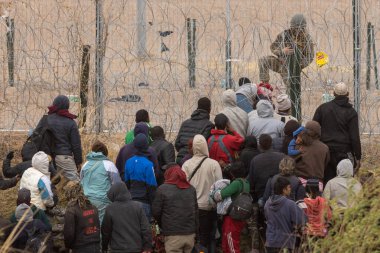 Cientos de migrantes intentan cruzar la frontera entre Mxico y Estados Unidos en busca de asilo humanitario.