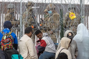 Cientos de migrantes intentan cruzar la frontera entre Mxico y Estados Unidos en busca de asilo humanitario.