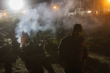 Cientos de migrantes acampan en la frontera entre Mxico y Estados Unidos, esperando una oportunidad para cruzar hacia Estados Unidos.