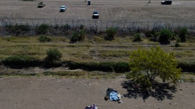 El cuerpo de un migrante fue hallado cerca del Ro Bravo, en la frontera entre Mxico y Estados Unidos. El hombre signos evidence des de Violencia, lo que llev a la polica a considerar el caso como un homicidio.