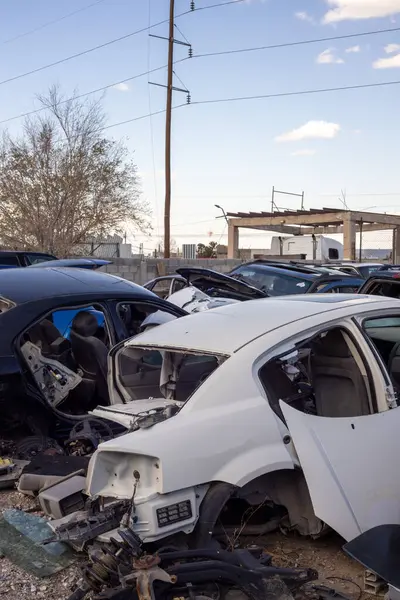 Birkaç araba Meksika 'daki bir hurdalıkta vinç tarafından hurda olarak satılıp geri dönüşüm fabrikasında hurda olarak satılıyor..