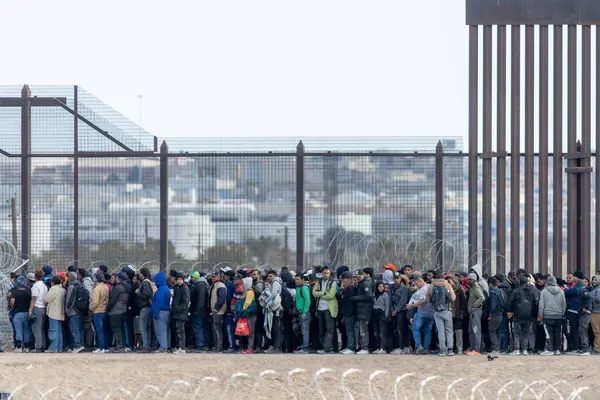 Yüzlerce göçmen, insani sığınma talebinde bulunmak umuduyla ABD-Meksika sınırındaki Teksas Ulusal Muhafız Teşkilatı tarafından fark edilmeden geçmeyi bekliyor..