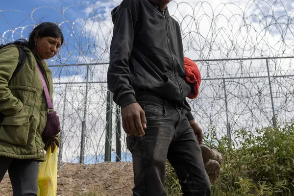 Göçmenler, Meksika ve ABD arasındaki doğal sınır olan Rio Grande 'deki haç istasyonlarını kutlarken aynı zamanda insani sığınma talebinde bulunuyorlar..