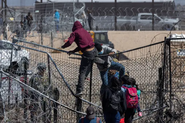 Yüzlerce göçmen, insani sığınma talebinde bulunmak umuduyla ABD-Meksika sınırındaki Teksas Ulusal Muhafız Teşkilatı tarafından fark edilmeden geçmeyi bekliyor..