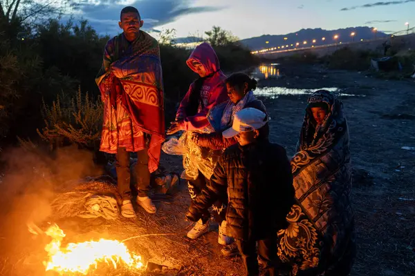 Rio Grande boyunca yüzlerce göçmen kampı, Meksika ve ABD arasındaki doğal sınır. İnsanlar, Teksas Ulusal Muhafız Teşkilatı tarafından fark edilmeden ABD topraklarına girmek için bekliyor..