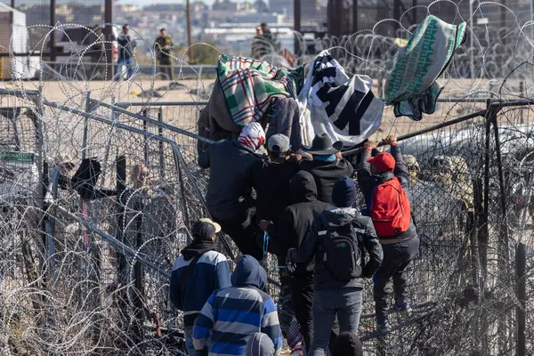 Yüzlerce göçmen, insani sığınma talebinde bulunmak umuduyla ABD-Meksika sınırındaki Teksas Ulusal Muhafız Teşkilatı tarafından fark edilmeden geçmeyi bekliyor..