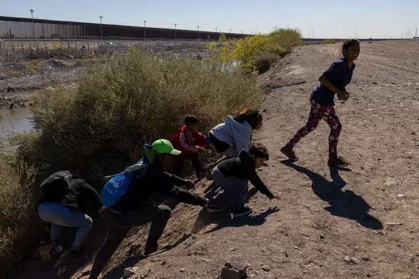 Yüzlerce göçmen Meksika ve Amerika Birleşik Devletleri arasındaki sınırı geçip insani sığınma talebinde bulunurken, Teksas Ulusal Muhafız Teşkilatı insanların ABD topraklarına düzensiz girişlerini önlemek için yoğun bir şekilde çalışıyor.