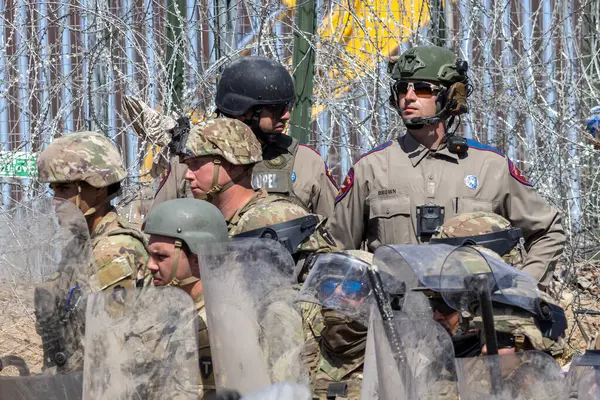 stock image Hundreds of migrants are attempting to cross the border between Mexico and the United States to seek humanitarian asylum, while the Texas National Guard is working intensively to prevent the irregular entry of people into U.S. territory