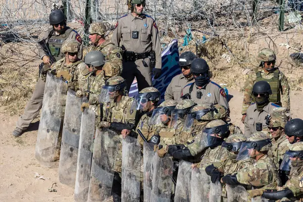 stock image Hundreds of migrants are attempting to cross the border between Mexico and the United States to seek humanitarian asylum, while the Texas National Guard is working intensively to prevent the irregular entry of people into U.S. territory