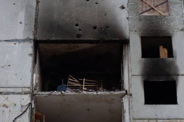 Chernihiv 'deki bir konut binası, ön cephede büyük bir delik ve kırık camlar da dahil olmak üzere önemli hasarlar gösteriyor.