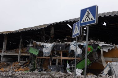 Ağır hasar görmüş bir bina enkaz ve molozların arasında duruyor.