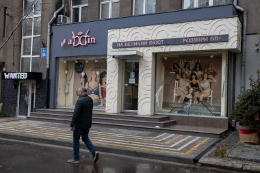 Ukrayna 'nın Harkiv kentindeki kentsel bir bölgede, sürmekte olan savaşın ortasında bir Rus hava saldırısının ardından hasarlı bir mağaza vitrini görülüyor.