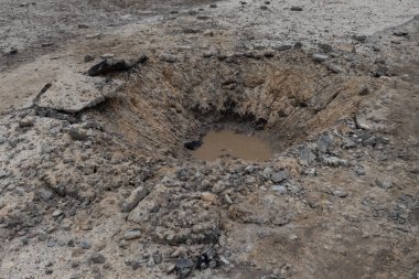 Ukrayna Savaşı 'nın soğuk neticesi: Büyük bir su dolu krater, acımasız topçu bombardımanının sonucu. 2022-04-05