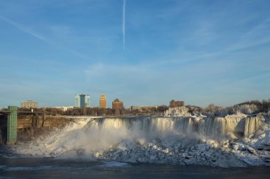 Ciudad Juarez 'deki karlı sahne, doğal güzellik ve şehrin devam eden şiddet ve yoksulluk mücadeleleri arasındaki keskin zıtlığı vurguluyor..