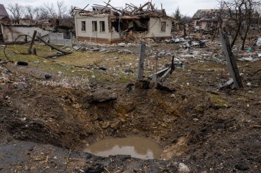 Yıkılmış konutlar Ukrayna 'daki büyük bir krateri görmezden geliyorlar. Bu da çatışmanın devam eden yıkıcı gücünün korkunç bir hatırlatıcısı. 2022-04-06