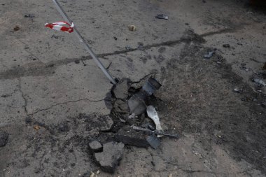 Savaşın parçaladığı Ukrayna 'daki ıssız bir alan devasa bir krateri, bozulmuş bir çelik sütunu ve yırtık bir bayrağı ortaya çıkarıyor. Enkaz ve taş yığınları bu ihtilafın yıkımının vasiyetini özetliyor. 2022-04-05