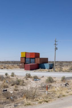 Issız bir alana istiflenmiş canlı nakliye konteynerleri küresel ticaretin genişlediğini gösteriyor..