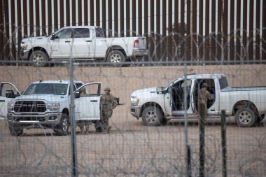 Askeri personel, göçmenlik sorunları için önemli bir nokta olan Ciudad Juarez yakınlarındaki sınır çitindeki operasyonları tartışıyor.