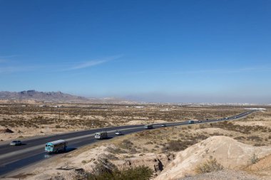 Ciudad Juarez yakınlarındaki otoyollarda açık bir gökyüzü altında, sınır geçişleri ve göç için önemli rotalar vurgulanıyor.