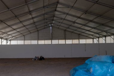 Ciudad Juarez 'de inşaat halindeki geçici bir barınakta, tesis yeni sınır dışı edilen göçmenleri almaya hazırlanırken, eşyalar dağınık bir şekilde yatıyor.