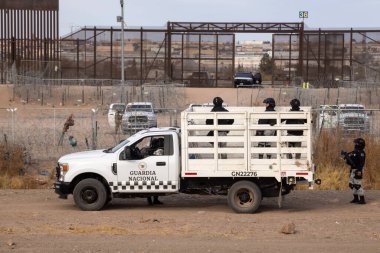 Ulusal Muhafızlar Ciudad Juarez yakınlarındaki sınır denetiminde, artan göç sorunları sürüyor.