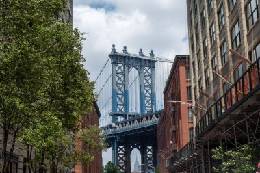 Brooklyn Köprüsü 'nün ikonik manzarası, 19. yüzyıl mühendisliğinin harikası, New York' un hareketli caddeleriyle çevrili..