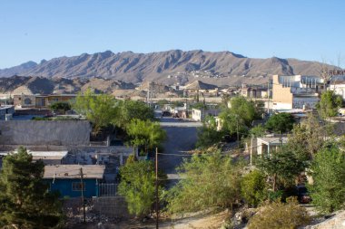 Kentsel yayılma doğayla birleşir: kurak, kurak dağlara karşı kurulmuş alçak katlı yerleşim alanı.